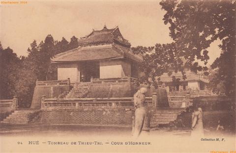Annam - Hué - MF sans cadre 94 - Tombeau de Thieu Tri - Cour d'honneur - @3011 #2980