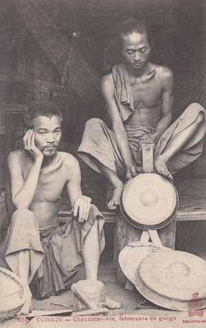 #2304 @427 - Tonkin - Métiers - Chaudronniers fabricants de gongs - Dieulefils rouge 651 - L'album de Georges