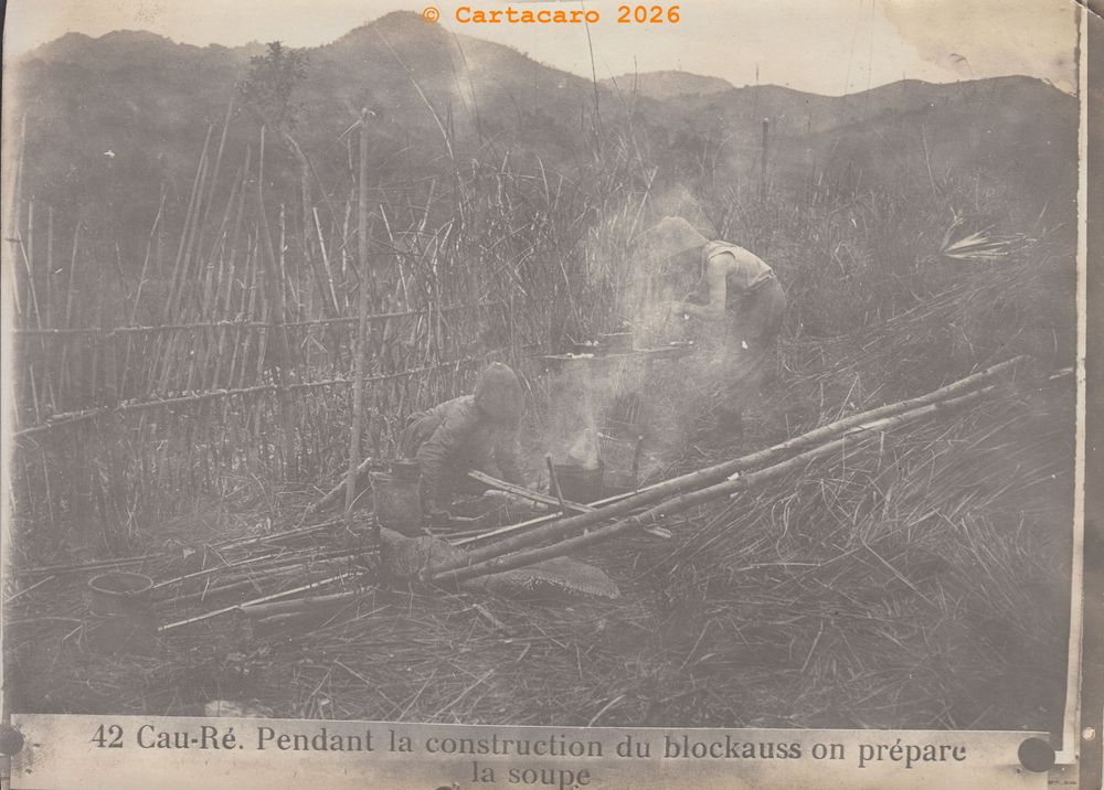 6254 - 42 Pendant la construction de Blockhaus on prépare la soupe 