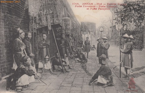 @470 #2391 Annam - Hué - Empereur - Escorte royale - Dieulefils rouge 1044 - L'album de Georges