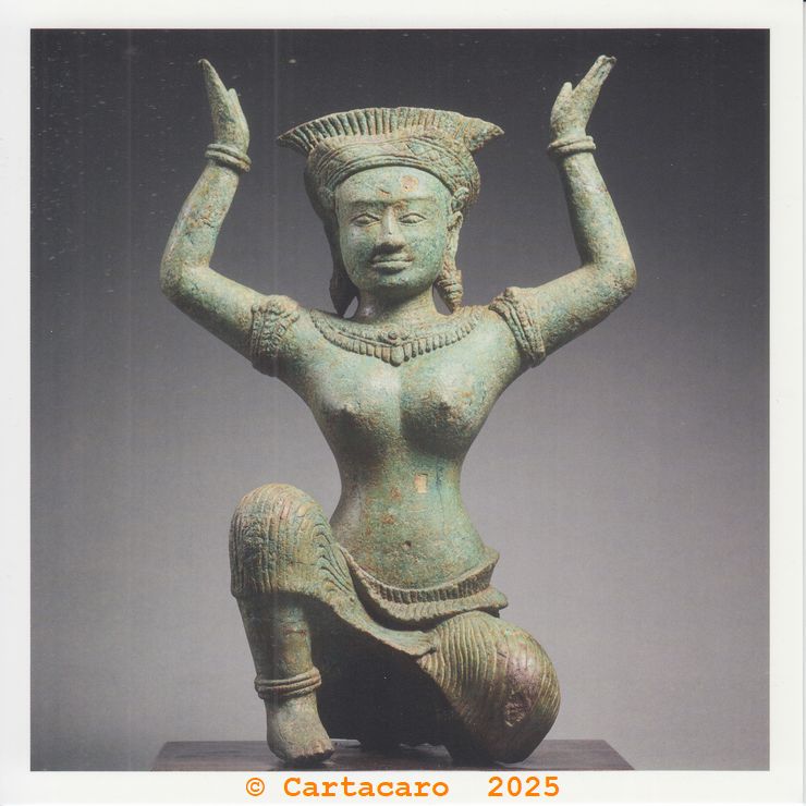 Personnage féminin support de miroir première partie du XIIe siècle district de Siem Reap Bronze en plomb, H34, l24, pr 15 cm