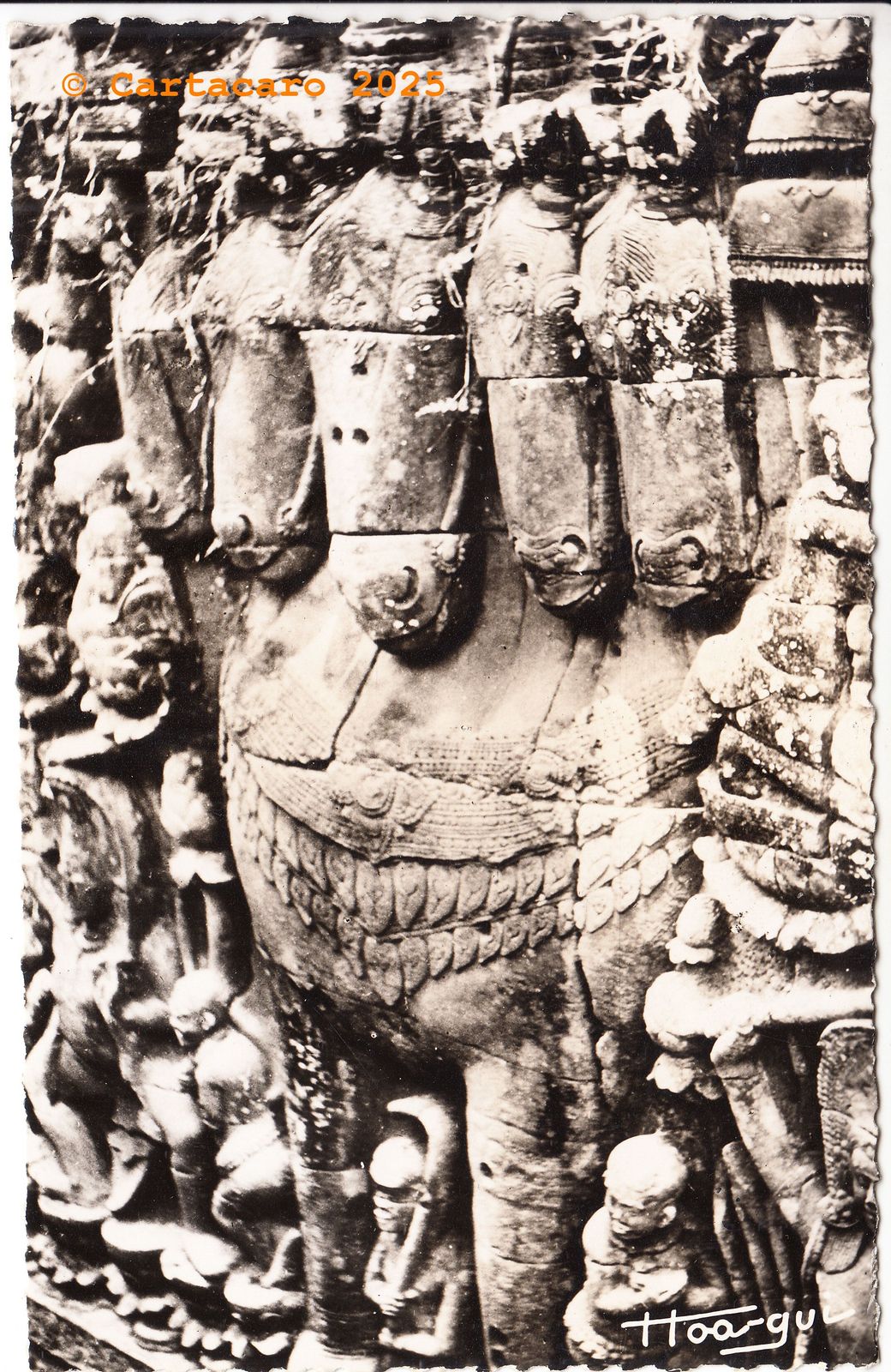 Cambodge Angkor Thom Terrasse des éléphants La grande terrasse sculptée était doublée d'un second mur qui portait notamment cette figuration de Lokeçvara sous la forme d'un cheval à cinq têtes Hoa Qui 53- 463 @C0001 #5916