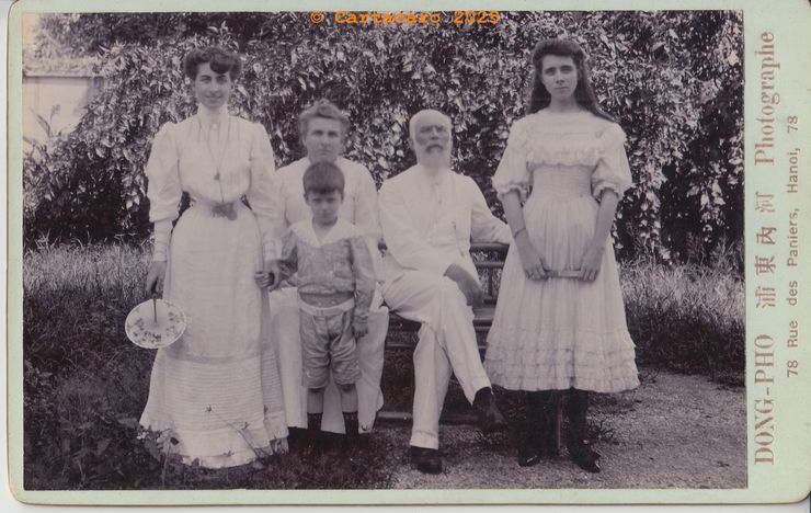 Dong Pho- Carte cabinet Une famille dans le jardin de leur résidence #5586 