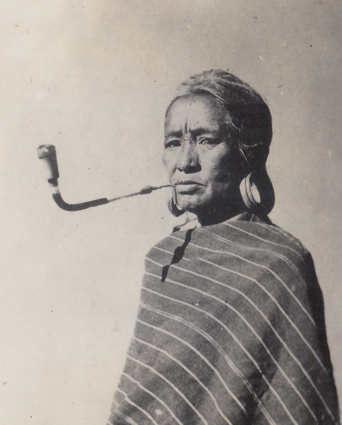 femme Moï des hauts plateaux fumant la pipe. Année 1920-1930