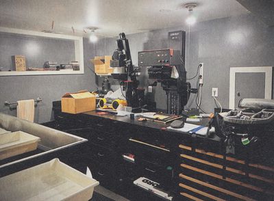 Chambre noire équipée de deux agrandisseurs < Michel Kenna #5801