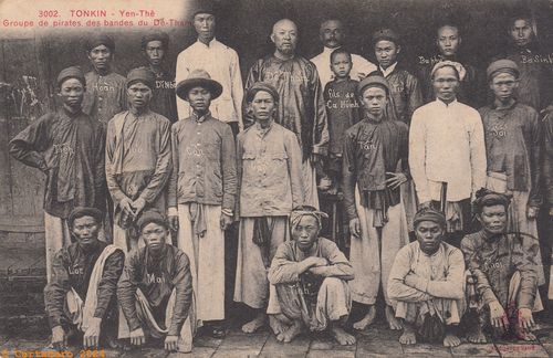 Tonkin Yen Thé Groupe de pirates des bandes de Dé-Tham Derrière les pirates un officier en costume d'apparat blanc Dieulefils Rouge 3002