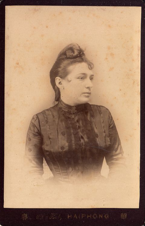 A.KIT - Haiphong - Une femme Portrait de studio