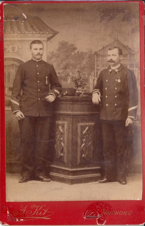 A.KIT - Haiphong - Deux militaires Photographie de studio