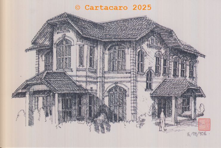 Laos - Maison urbaine, toit multi pans, porche d'entrée couvert avec colonnes.
