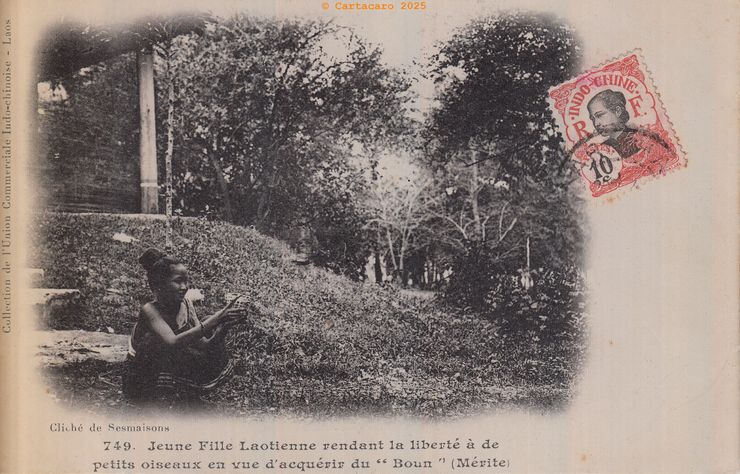Laos - Jeune fille Laotienne rendant la liberté à de petits oiseaux en vue d'acquérir du « Boun », Mérite UCI Cliché Sesmaisons -749