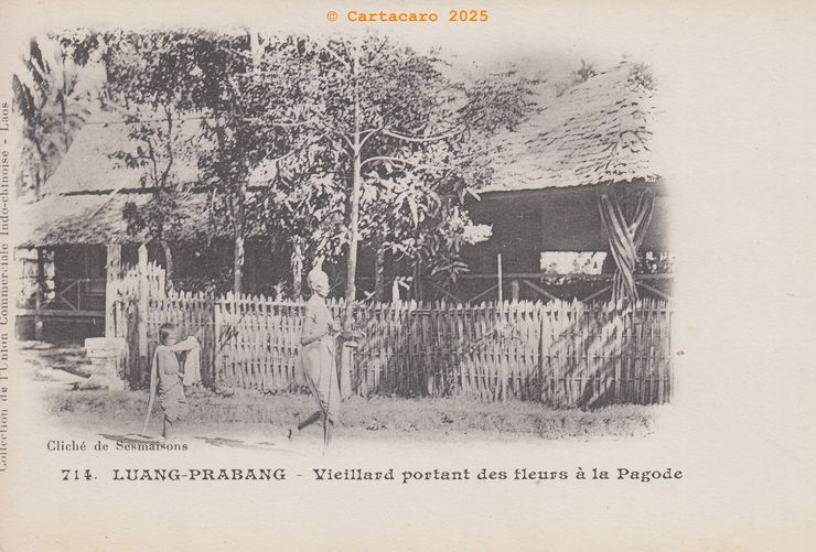 Laos - Luang Prabang Vieillard portant des fleurs la pagode Sesmaisons 714 UCI ©11056 #5513