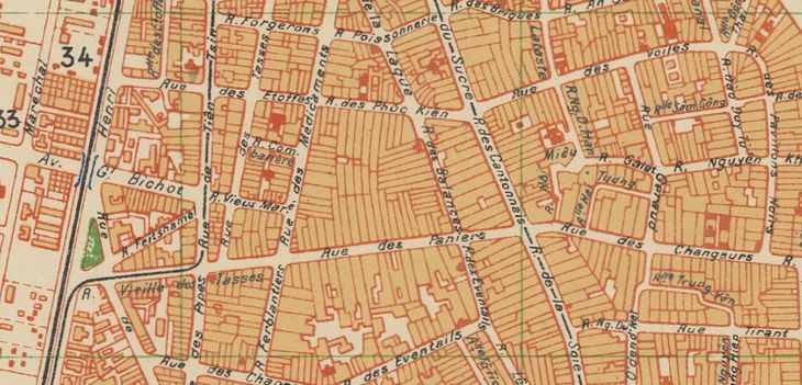 Rue Vieille des Tasses, la rue des tasses et la rue des Ferblantiers croisent cette rue