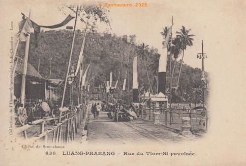 Laos - Luang Prabang <br> Rue du Tiom-Si pavoisée <br> Sesmaisons 630 UCI <br> ©11059 #5511