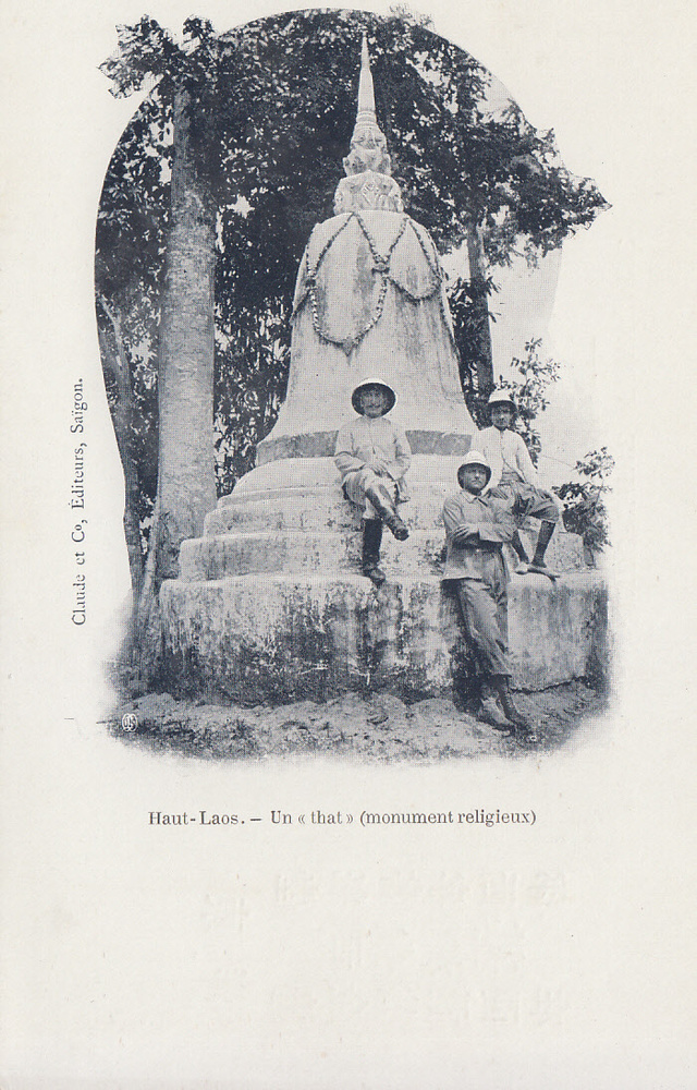 Laos - Un That, Monument religieux - Européens en pose - Claude @11049 #4933 {JPEG}